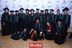  Graduados.