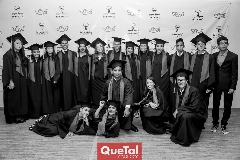  Graduados.