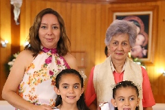  Isabella y María Martínez con sus madrinas Lupita Martínez y Eloisa González .