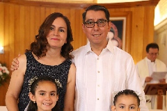  Isabella y María Martínez con sus papás Martha Fano y Victor Martínez  .