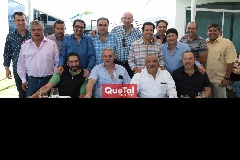  Héctor acompañado de sus  amigos.