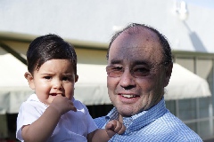 Emilio con su abuelo Fernando López.
