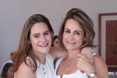  Alejandra Román con su mamá Alejandra Medina.