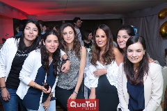  Gloria con sus amigas.