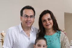  Mateo con sus padrinos Jorge Báez y Aida López.
