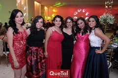  Todas muy contentas.