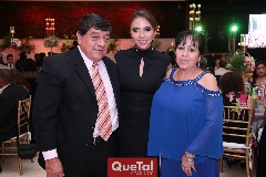  Alberto y Paola Echavarría con Alba Delgado.