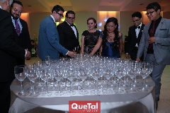  Listos para el brindis.