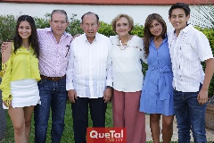  Rafael y Toyita con la familia Zepeda Villalobos.