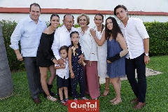  Rafael y Toyita con la familia Nava Villalobos.