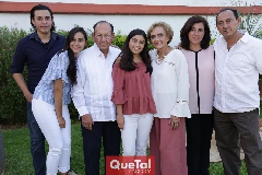 Rafael y Toyita con la familia Villalobos Romo.