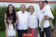  Rafael y Toyita con la familia Villalobos Anaya.