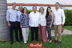  Rafael y Toyita con la familia Villalobos Estúa.