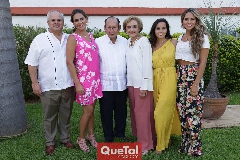  Rafael y Toyita con la familia Dávila Villalobos.