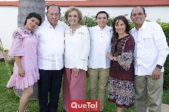  Rafael y Toyita con la familia Villalobos Córdova.