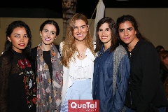  Daniela Castañón, Paulina García, Joselyn Cano, Ana Pau Soto y Nina Galarza.