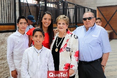 Yolanda y Jacobo Payán con sus nietos Paulina, Roberto y Marcelo Silva.