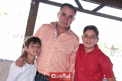  Javier Alcalde con sus hijos Paulo y Javier.