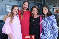  Valentina Hernández, Ana Sofía Hernández, María Guadalupe Gutiérrez de Hernández y Paola Hernández.