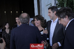  Marisa Mercado y Abraham Tobías recibiendo al Gobernador Juan Manuel Carreras.