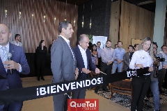  Abraham Tobías y el Gobernador Juan Manuel Carreras.