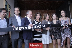  Arturo Esper, Secretario de Turismo, y la familia Tobías-Mercado con Juan Manuel Carreras, Gobernador del Estado y su esposa Lorena Valle cortando el listón.