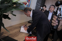  Juan Manuel Carreras López firmando el libro de Visitantes Distinguidos.