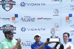  Andrés García recibiendo su trofeo.