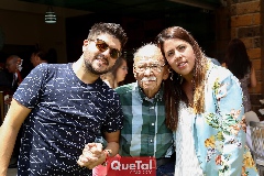  Emmanuel y Gaby Carrillo con su abuelo.