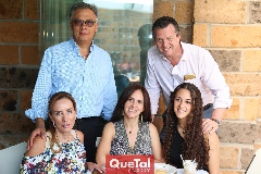  Francisco Fernández, Paulo Meade, Licha Flores, Dulce Herrera y María Meade.