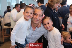 Ricardo Torres con sus nietas Sofía y María José.