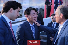  Gabriel Torres, Director de KIA, Tae Jin Park, Director de KIA Motors México y Juan Manuel Carreras, Gobernador del Estado.