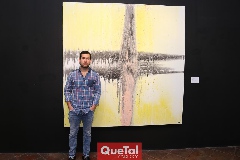  José Zendejas con su obra.