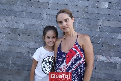  Constanza y su mamá Viviana Navarro.