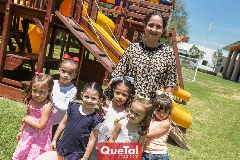  Marcela con los peques.