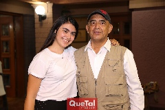  Valentina Gerardo y su abuelo Alejandro Leal.
