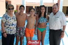  Los primos Payán,  Roberto, Jacobo e Ilse con sus abuelos, Yolanda y Jacobo Payán Latuff.
