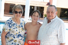  Jacobo con sus abuelos, Yolanda y Jacobo Payán.