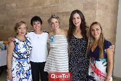 Rosana Benavente, Irene Benavente, Priscila González, Gabriela Benavente y Renata González.