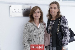  Maripepa y Charo Valladares frente al aula de Práctica Clínica Simulada en honor de Doña Rosa María García de Valladares.