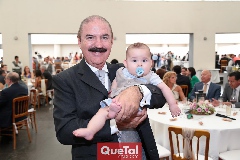  Fernando Pérez con su nieto, Nicolás.