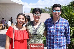  Daniela, Araceli y Alfredo Lara.