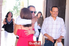  Gerardo Valle felicitando a Lucila.