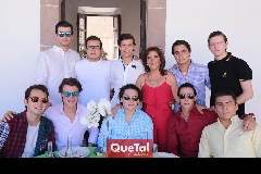  Lucila Hernández con su hijo Carlos y sus amigos.