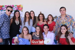  Lucila Hernández con su hija Lucila y sus amigos.