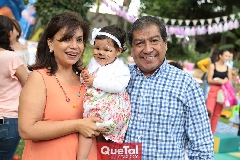  Renata con sus abuelos paternos, Tita Ruiz de Díaz y René Díaz.
