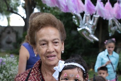  Tita de Ruiz y su bisnieta Renata.