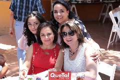  Rebe, Miriam y Rebeca Flores con Maru Martínez.