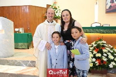  Marco Antonio con sus padrinos Juan Tapia, Yolanda Torres y Rosy Vera .