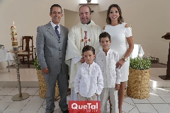  Familia Espinosa Limón acompañada del padre Fernando Fernández.